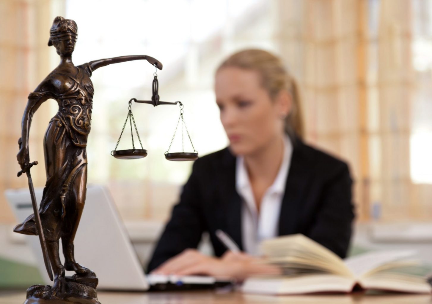 5 Advantages of Having a Small Business Lawyer